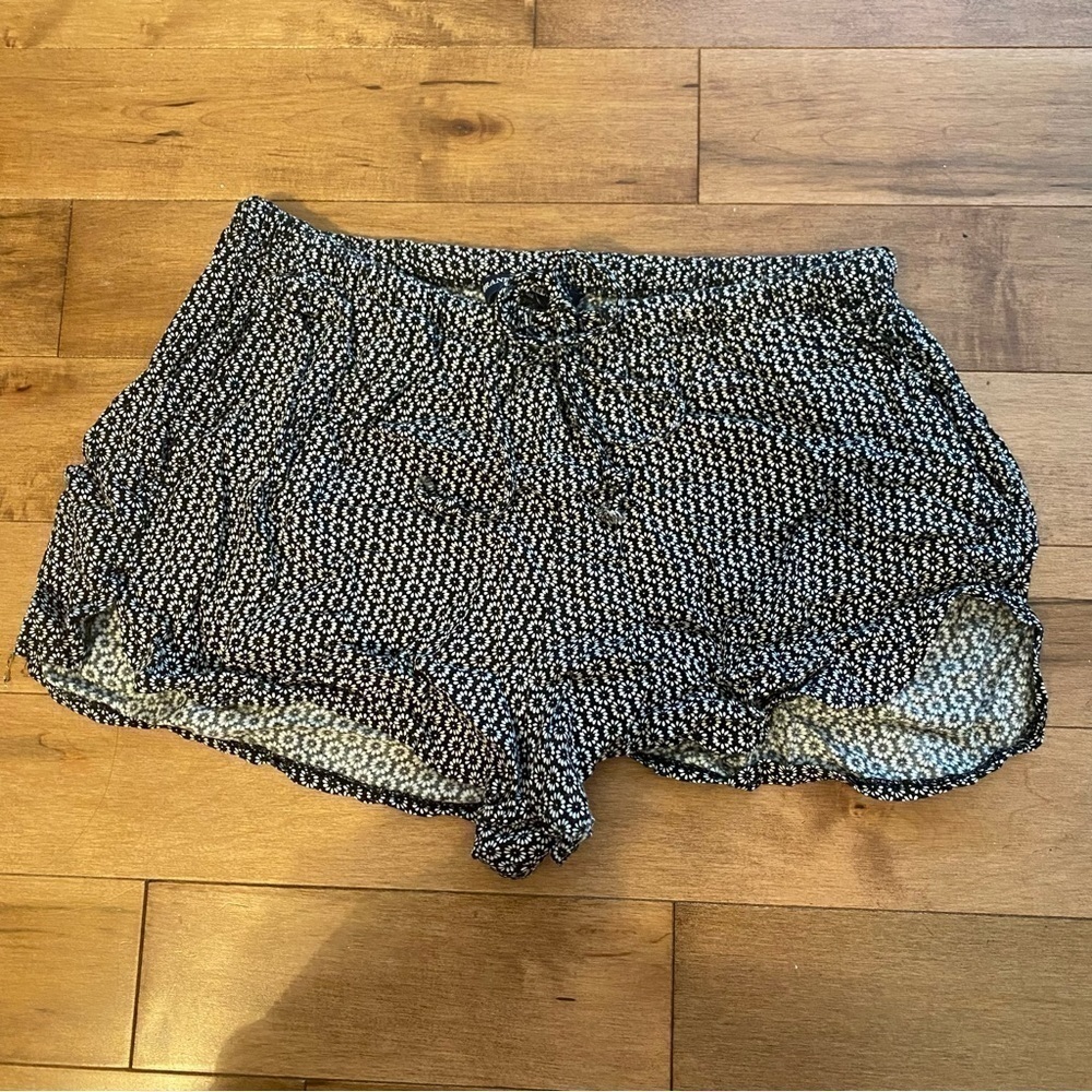 Brandy Melville Floral Pattern Sleep Comfy Shorts in Black / White • ONE SIZE 🌻